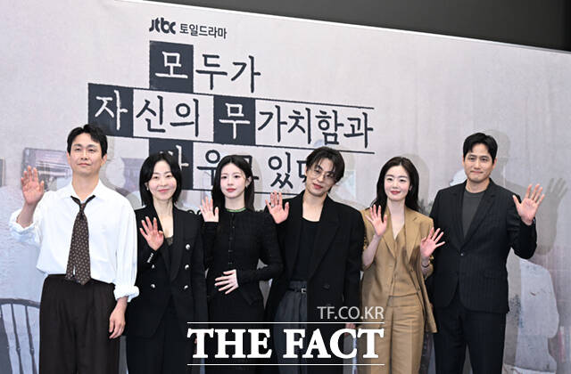 배우 오정세와 강말금, 고윤정, 차영훈 PD, 구교환, 한선화, 박해준(왼쪽부터)이 17일 서울 마포구 상암동 스탠포드호텔에서 열린 JTBC 새 토일드라마 '모두가 자신의 무가치함과 싸우고 있다' 제작발표회에 참석해 포즈를 취하고 있다. /이새롬 기자