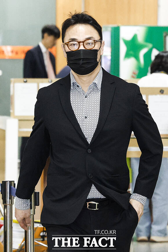 법원 들어서는 김건희 씨 모친 최은순 씨.