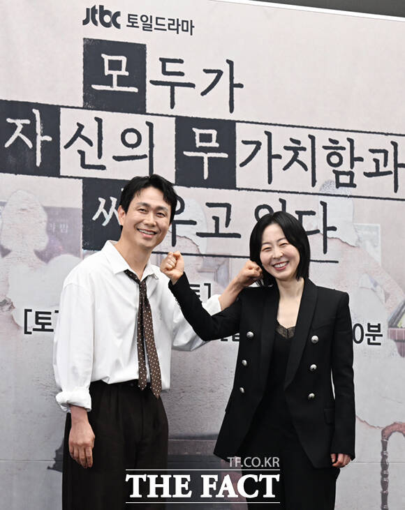 배우 오정세와 강말금, 고윤정, 차영훈 PD, 구교환, 한선화, 박해준(왼쪽부터)이 17일 서울 마포구 상암동 스탠포드호텔에서 열린 JTBC 새 토일드라마 '모두가 자신의 무가치함과 싸우고 있다' 제작발표회에 참석해 포즈를 취하고 있다. /이새롬 기자