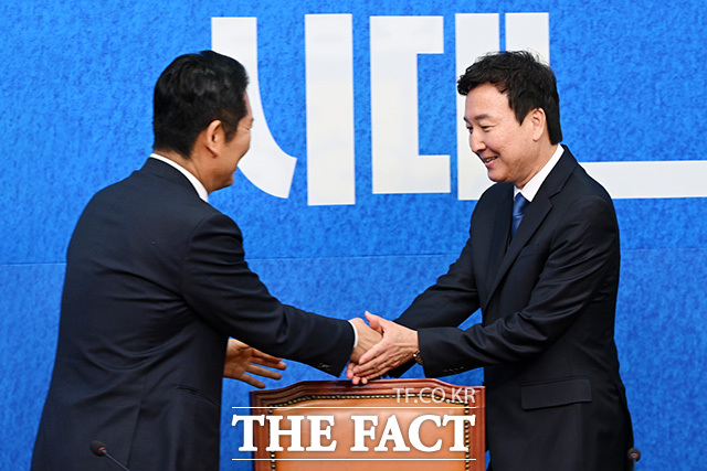 '1차 인재 영입' 인사말 하는 전태진 변호사.