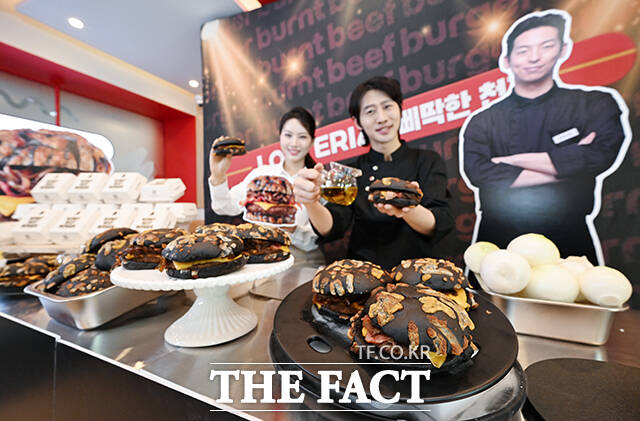 17일 오전 서울 용산구 롯데리아 숙대입구역점에서 신제품 '번트 비프버거' 출시 행사가 열린 가운데 모델들이 신제품을 선보이고 있다. /박헌우 기자