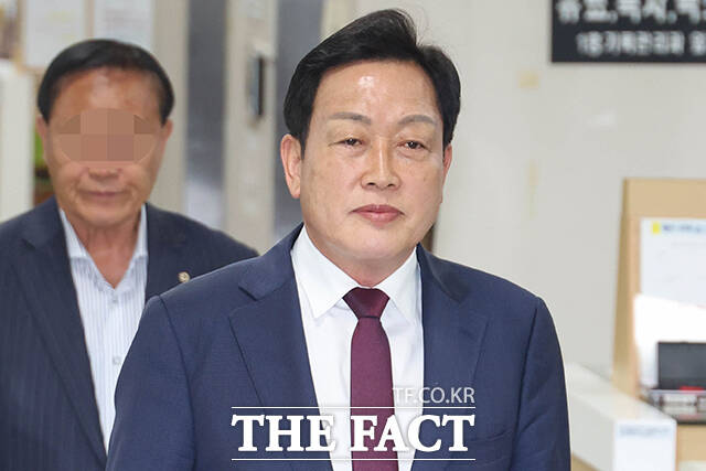 김선교 국민의힘 의원이 17일 오후 서울 서초구 서울중앙지방법원에서 열린 특정경제범죄 가중처벌 등에 관한 법률 위반(배임) 등 혐의 관련 공판에 출석하고 있다. /박헌우 기자