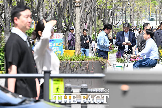 토요일인 18일 전국 내륙을 중심으로 낮 기온이 25도 이상 오르겠고, 일교차가 크겠다. 남부지방은 아침까지 비가 오다 그치겠고, 제주도는 계속 흐리다 오후에 비가 내리겠다. /김성렬 기자