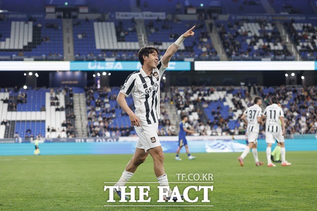 올 시즌 FC서울 유니폼을 입은 윙어 송민규는 '기동볼' 공격에 활역을 불어넣으며 팀 상승세를 주도하고 있다./K리그