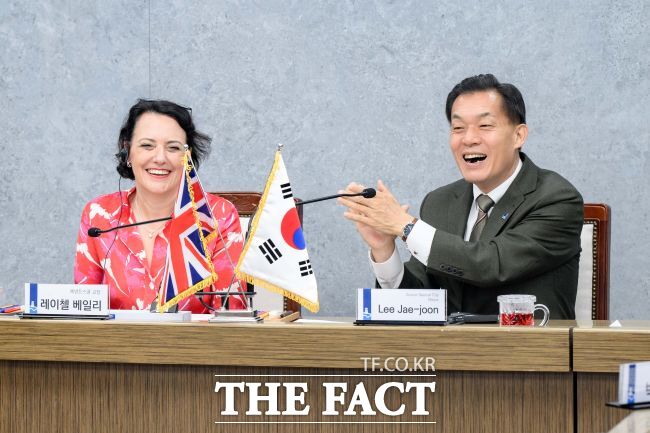 17일 수원시청 상황실에서 열린 베넨든스쿨 분교 설치를 위한 협약식에서 이재준 수원특례시장(오른쪽)이 베넨든스쿨 레이첼 베일리 교장과 협약을 체결하고 있다. /수원시