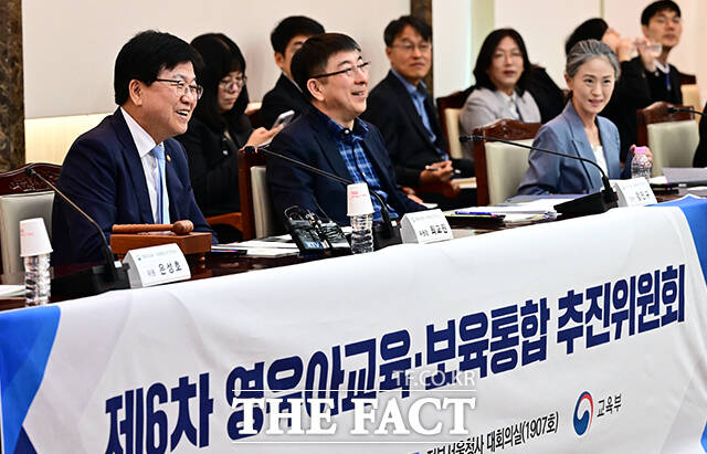 최교진 교육부 장관(왼쪽)이 17일 오전 서울 종로구 정부서울청사에서 열린 영유아교육·보육통합 추진위원회에 참석해 모두발언을 하고 있다. /임영무 기자