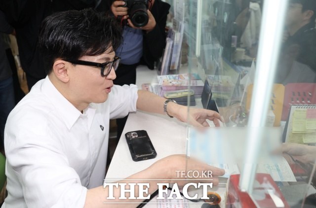 한 전 대표가 지난 14일 부산 북구 만덕2동 행정복지센터를 찾아 전입 신고를 하는 모습. /뉴시스