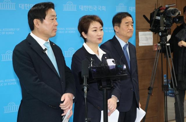 이언주·강득구 더불어민주당 최고위원(가운데·오른쪽)이 정 대표의 억울한 컷오프, 낙하산 공천, 계파 정치, 부당한 배제가 없는 '4무(4無)' 공천 약속을 강조하며 이 후보의 재감찰을 촉구했다. /뉴시스