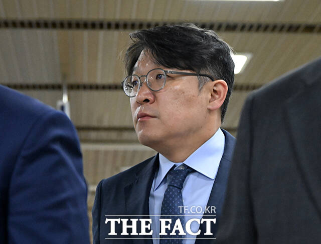 공천 및 인사 청탁 혐의를 받고 있는 김상민 전 부장검사가 17일 오전 서울 서초구 서울고등법원에서 열린 항소심 공판에 출석하고 있다. /남윤호 기자