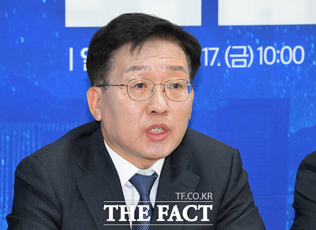 정청래 더불어민주당 대표(왼쪽)가 17일 오전 서울 용산구에 마련된 강태웅 용산구청장 후보 선거사무소에서 열린 현장 최고위원회의에 참석해 모두발언을 하고 있다. /박헌우 기자