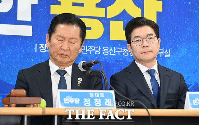 정청래 더불어민주당 대표가 17일 오전 서울 용산구에 마련된 강태웅 용산구청장 후보 선거사무소에서 열린 현장 최고위원회의에 참석해 피곤한듯 하품을 하고 있다. /박헌우 기자