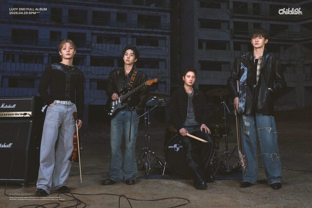 루시가 정규 2집 'Childish'의 콘셉트 포토를 추가로 공개했다. 사진 속 루시는 폐건물로 보이는 공간에서 등장, 깊고 진중한 눈빛과 함께 와일드한 매력을 뽐냈다. /미스틱스토리