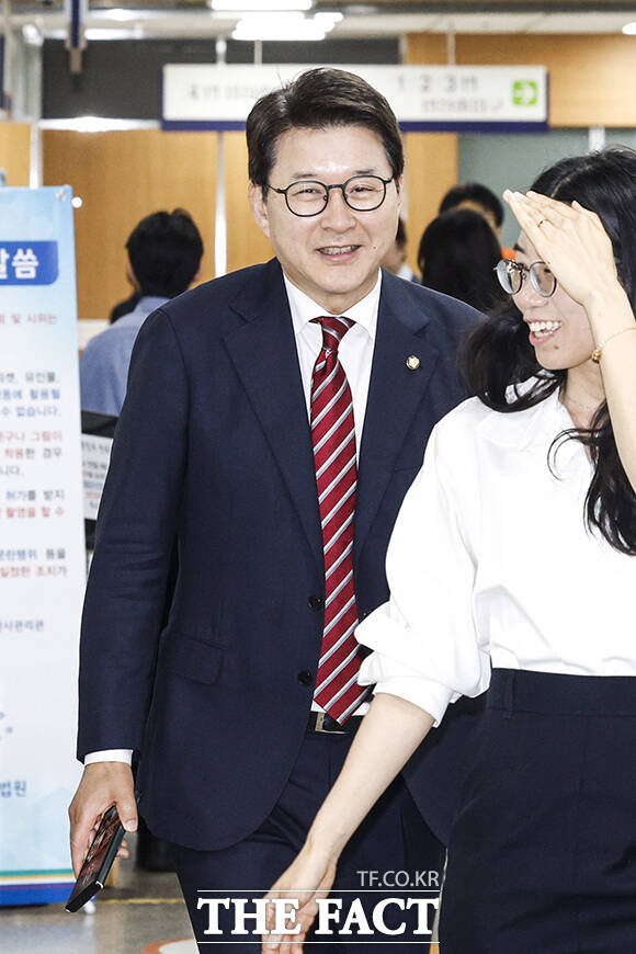 신동욱 국민의힘 의원이 17일 오후 서울 서초구 서울중앙지방법원에서 열린 추경호 의원의 계엄 해제 표결 방해 혐의 관련 공판에 증인으로 출석하고 있다. /박헌우 기자