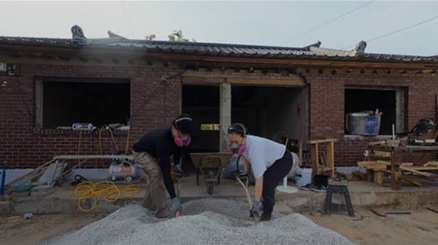 민근은 9개월간 이어진 시골집 셀프 리모델링 전 과정을 가감 없이 기록하며 구옥 복원의 현실과 고충을 생생하게 전한다. /유튜브 채널 민근 영상 캡처