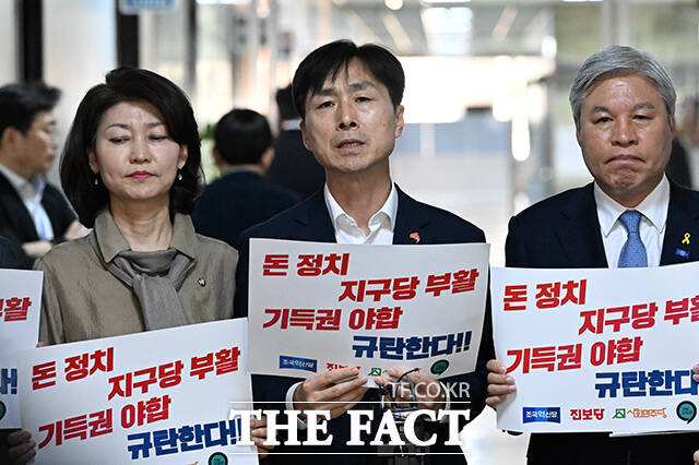 발언하는 한창민 사회민주당 대표(가운데).