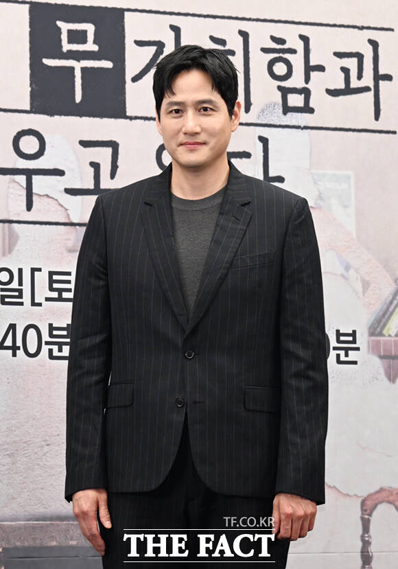 배우 오정세와 강말금, 고윤정, 차영훈 PD, 구교환, 한선화, 박해준(왼쪽부터)이 17일 서울 마포구 상암동 스탠포드호텔에서 열린 JTBC 새 토일드라마 '모두가 자신의 무가치함과 싸우고 있다' 제작발표회에 참석해 포즈를 취하고 있다. /이새롬 기자