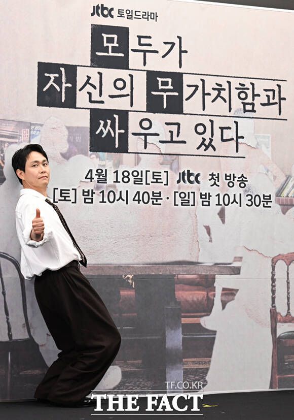 다른 포즈를 요청하는 진행자의 요청에 포스터 속 자신의 위치에서 포즈를 취하는 오정세.