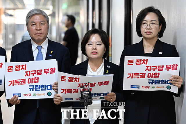 발언하는 정춘생 조국혁신당 의원(가운데).