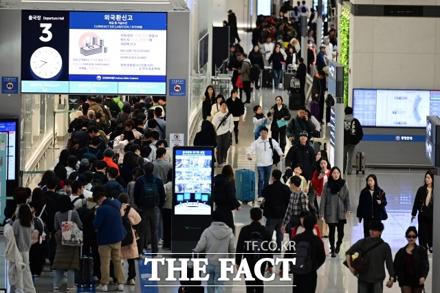 중동전쟁 장기화로 오는 5월 국제선 항공권에 부과되는 유류할증료가 역대 최고인 33단계로 폭등하며 저비용 항공사들이 일부 국제선 운항을 비운항하는 등 비상운영에 나섰다. 사진은 인천국제공항. /남윤호 기자