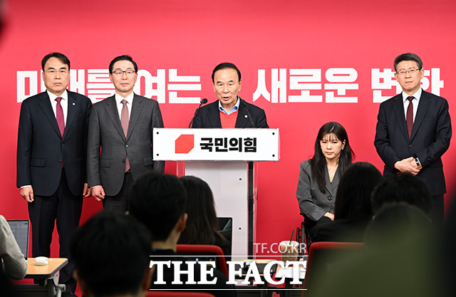 대구시장과 충북지사 경선 결과 발표하는 박덕흠 공관위원장(가운데).