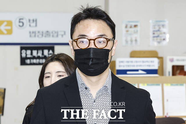 법원 들어서는 김건희 씨 모친 최은순 씨.