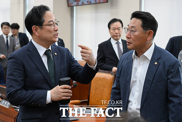 정회가 선언된 뒤 대화 나누는 박수영 국민의힘 재정경제기획위원회 간사(왼쪽)와 김영환 더불어민주당 의원.