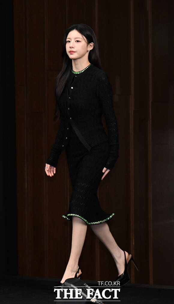 배우 고윤정이 17일 서울 마포구 상암동 스탠포드호텔에서 열린 JTBC 새 토일드라마 '모두가 자신의 무가치함과 싸우고 있다' 제작발표회에 참석하고 있다. /이새롬 기자