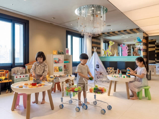 한화호텔앤드리조트 더 플라자가 가정의 달을 맞아 '키즈 앤 조이: 패밀리 모먼트' 패키지를 출시했다. 사진은 더 플라자 키즈 라운지에서 어린이들이 놀고 있는 모습. /한화호텔앤드리조트