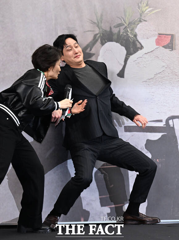 배우 박해준이 17일 서울 마포구 상암동 스탠포드호텔에서 열린 JTBC 새 토일드라마 '모두가 자신의 무가치함과 싸우고 있다' 제작발표회에 참석해 포스터 속 자신의 위치에서 포즈를 취하는 도중 중심을 잃으며 비틀거리고 있다. /이새롬 기자