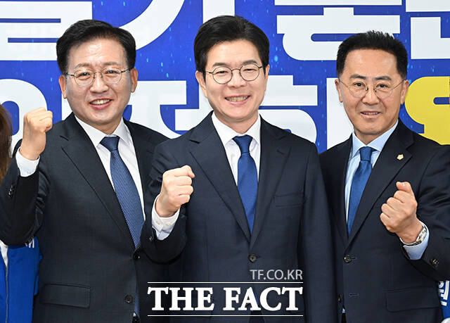 정청래 더불어민주당 대표(왼쪽)가 17일 오전 서울 용산구에 마련된 강태웅 용산구청장 후보 선거사무소에서 열린 현장 최고위원회의에 참석해 모두발언을 하고 있다. /박헌우 기자