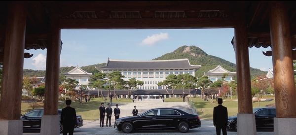 메르세데스-벤츠 코리아가 MBC 금토 드라마 '21세기 대군부인'에 브랜드 대표 차량 13대 및 제작 지원에 나섰다. /메르세데스-벤츠