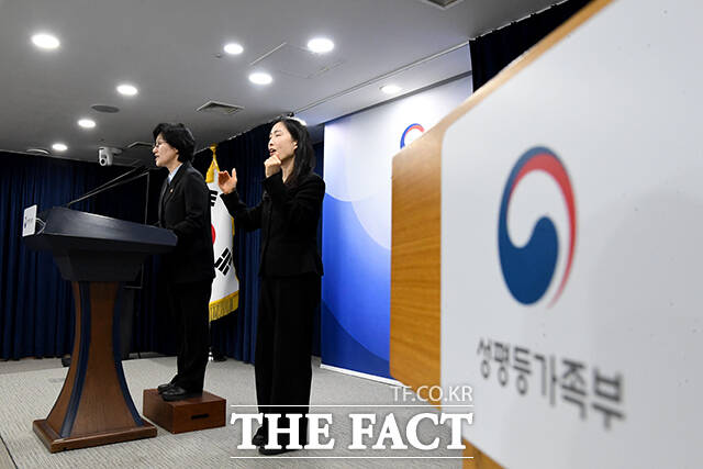 원민경 성평등가족부 장관이 17일 오전 서울 종로구 정부서울청사에서 제19차 양성평등위원회 관련 사전 브리핑을 하고 있다. /박상민 기자