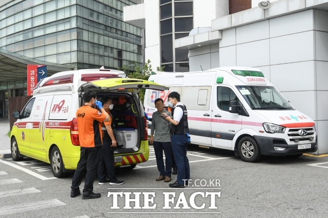 2024년 9월 15일 오전 서울의 한 대학병원 응급의료센터에서 구급대원이 환자를 이송하고 있다. /더팩트DB