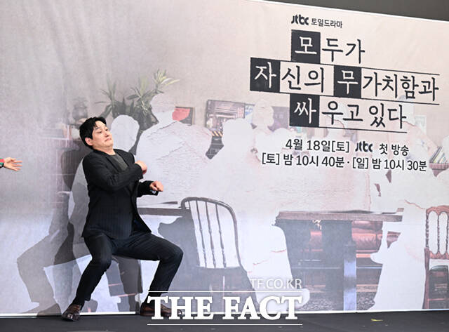 박해준 역시 오정세를 따라 자신의 포스터 앞에서 포즈를 취하려는 도중 중심을 잃고 비틀거리고 있다.