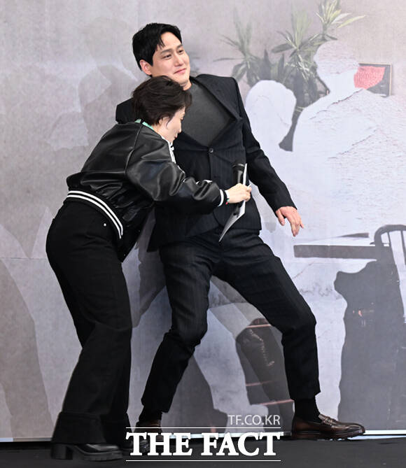 배우 박해준이 17일 서울 마포구 상암동 스탠포드호텔에서 열린 JTBC 새 토일드라마 '모두가 자신의 무가치함과 싸우고 있다' 제작발표회에 참석해 포스터 속 자신의 위치에서 포즈를 취하는 도중 중심을 잃으며 비틀거리고 있다. /이새롬 기자
