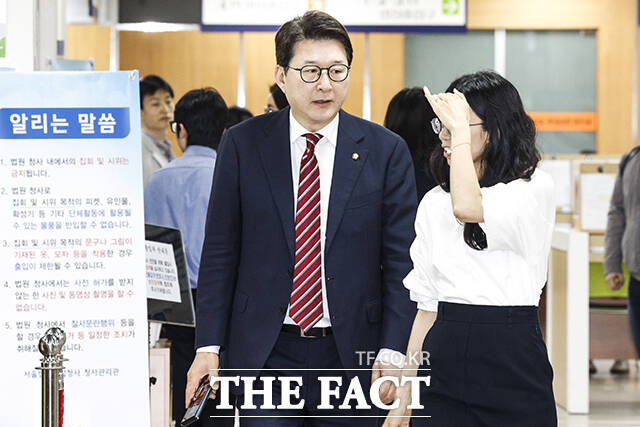 신동욱 국민의힘 의원이 17일 오후 서울 서초구 서울중앙지방법원에서 열린 추경호 의원의 계엄 해제 표결 방해 혐의 관련 공판에 증인으로 출석하고 있다. /박헌우 기자