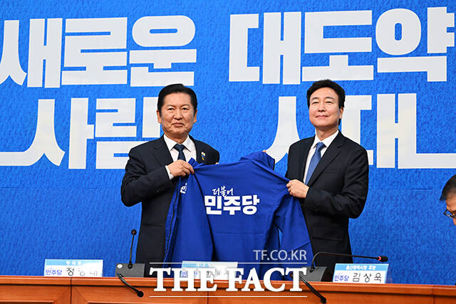 '1차 인재 영입' 인사말 하는 전태진 변호사.