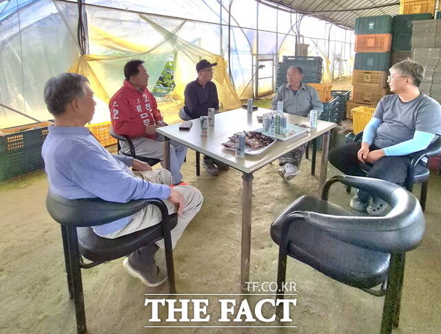 박찬우 국민의힘 천안시장 후보가 16일 천안시 북면 오이 재배 농가를 방문해 농민들과 현장 간담회를 열고 있다. /박찬우 후보 캠프