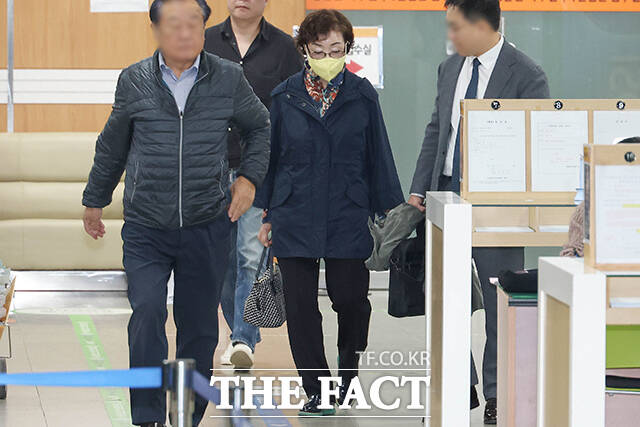 법원 들어서는 김건희 씨 모친 최은순 씨.