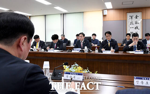 간담회에 참석한 철강산업계 대표들이 이 위원장(오른쪽)의 발언을 경청하고 있다.