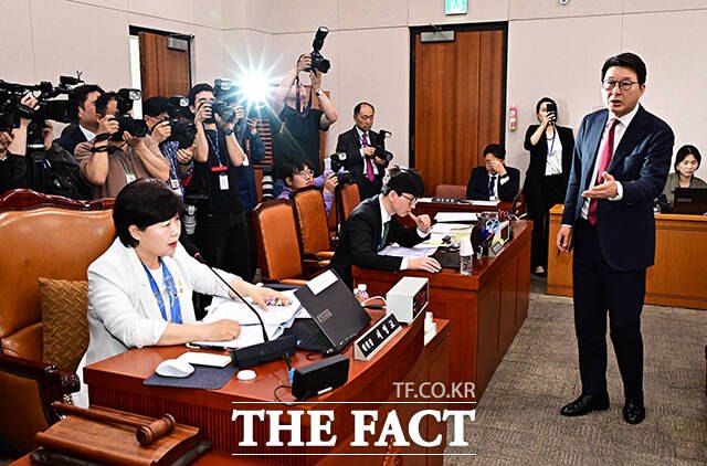 신동욱 국민의힘 의원이 지난 16일 국회에서 열린 '윤석열 정권 정치검찰 조작기소 의혹 사건 진상규명 국정조사특별위원회'의 대장동·김용 전 민주연구원 부원장·위례신도시 조작기소 의혹 사건 청문회에 참석해 서영교 위원장에게 발언권 관련 항의를 하고 있다. /배정한 기자