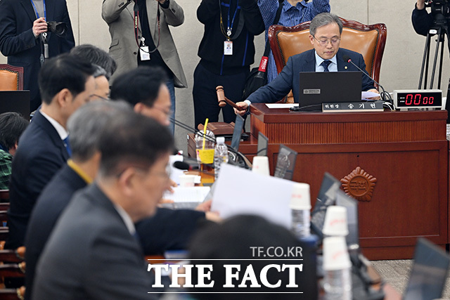 국회 정치개혁특별위원회(정개특위)가 17일 광역의회 비례 확대 비롯, 일부 지역에 중대선거구제를 최초로 도입하는 법안 등을 통과시켰다. 사진은 송기헌 국회 정치개혁특별위원회 위원장이 지난달 19일 오전 서울 여의도 국회에서 열린 정치개혁특별위원회 전체회의에서 의사봉을 두드리며 회의를 주재하고 있다. /남용희 기자
