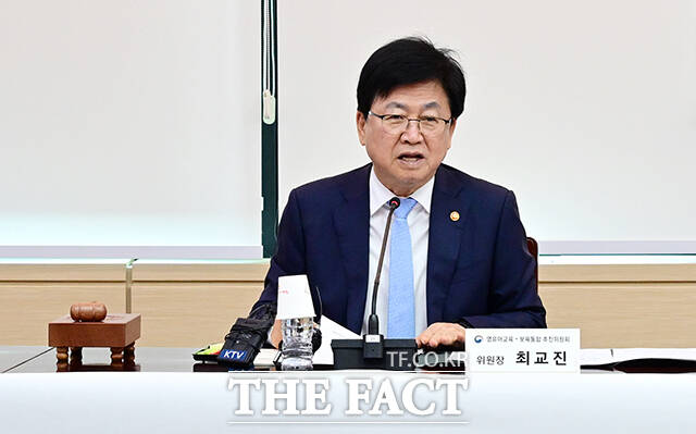 최교진 교육부 장관(왼쪽)이 17일 오전 서울 종로구 정부서울청사에서 열린 영유아교육·보육통합 추진위원회에 참석해 모두발언을 하고 있다. /임영무 기자