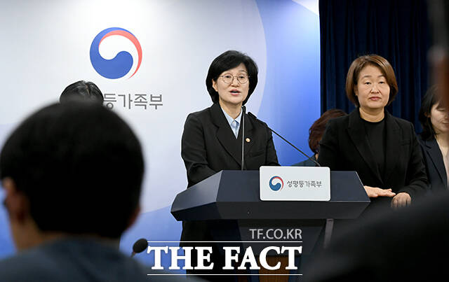 원민경 성평등가족부 장관이 17일 오전 서울 종로구 정부서울청사에서 제19차 양성평등위원회 관련 사전 브리핑을 하고 있다. /박상민 기자