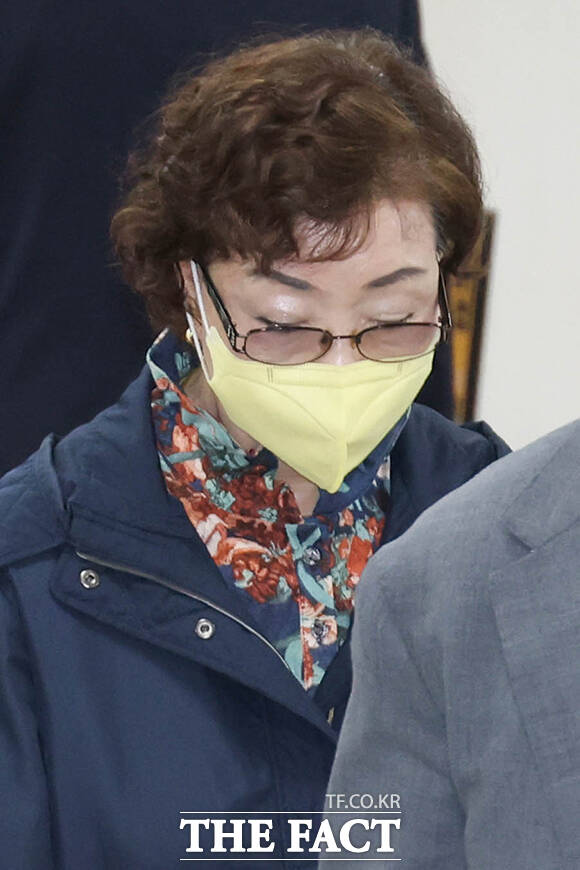 법원 들어서는 김건희 씨 모친 최은순 씨.