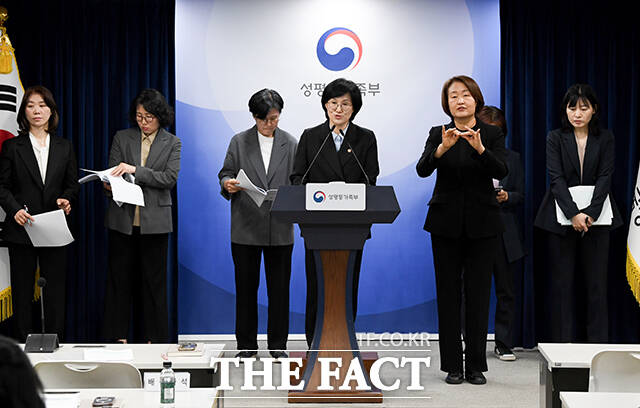 원민경 성평등가족부 장관이 17일 오전 서울 종로구 정부서울청사에서 제19차 양성평등위원회 관련 사전 브리핑을 하고 있다. /박상민 기자