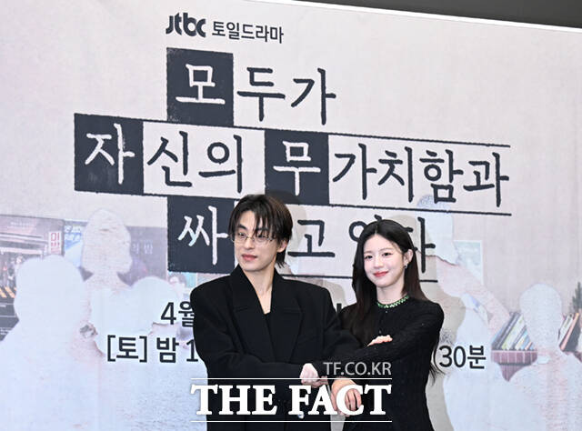 배우 오정세와 강말금, 고윤정, 차영훈 PD, 구교환, 한선화, 박해준(왼쪽부터)이 17일 서울 마포구 상암동 스탠포드호텔에서 열린 JTBC 새 토일드라마 '모두가 자신의 무가치함과 싸우고 있다' 제작발표회에 참석해 포즈를 취하고 있다. /이새롬 기자