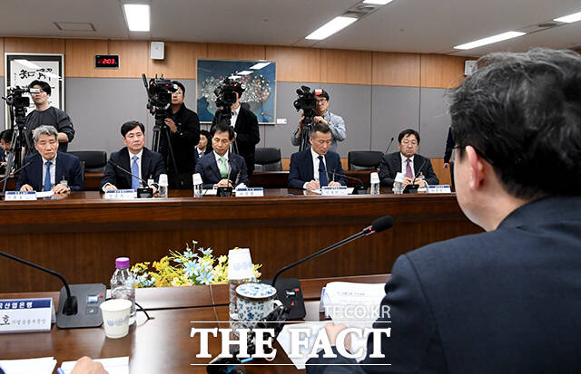 간담회에 참석한 철강산업계 대표들이 이 위원장(오른쪽)의 발언을 경청하고 있다.