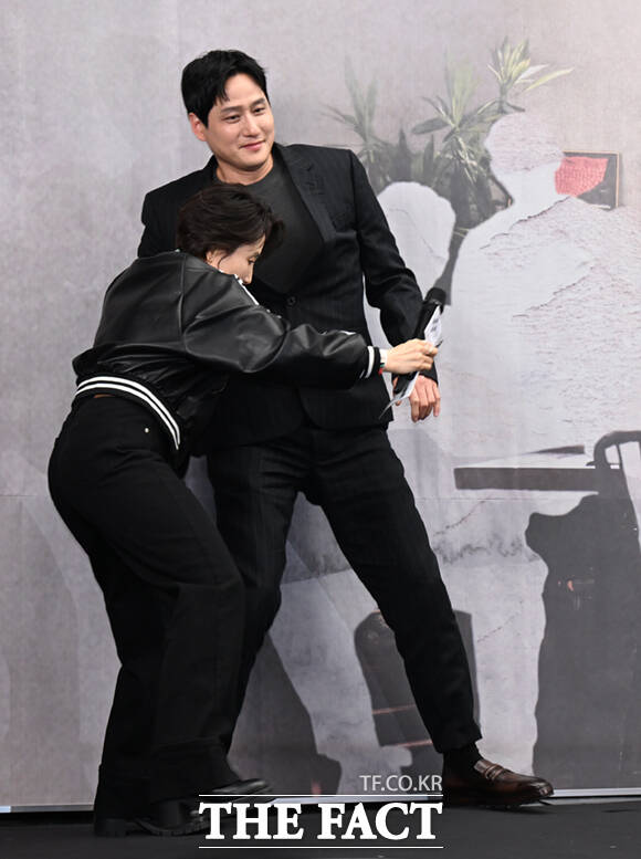 배우 박해준이 17일 서울 마포구 상암동 스탠포드호텔에서 열린 JTBC 새 토일드라마 '모두가 자신의 무가치함과 싸우고 있다' 제작발표회에 참석해 포스터 속 자신의 위치에서 포즈를 취하는 도중 중심을 잃으며 비틀거리고 있다. /이새롬 기자