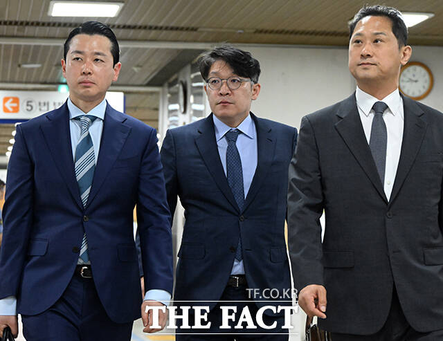 공천 및 인사 청탁 혐의를 받고 있는 김상민 전 부장검사가 17일 오전 서울 서초구 서울고등법원에서 열린 항소심 공판에 출석하고 있다. /남윤호 기자